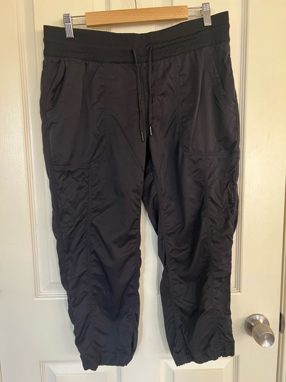 The North Face Women’s Black Lightweight Hiking Pants Capri L Zip Pocket Stretch